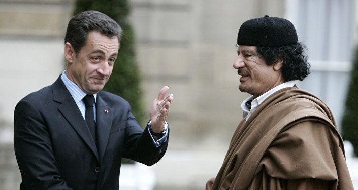 نيكولاي ساركوزي والعقيد معمر القذافي