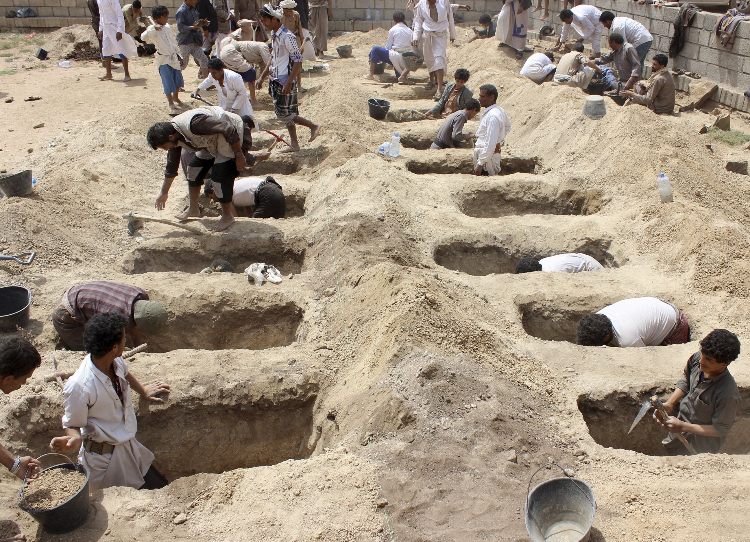 أطفال يحفرون المقابر في اليمن