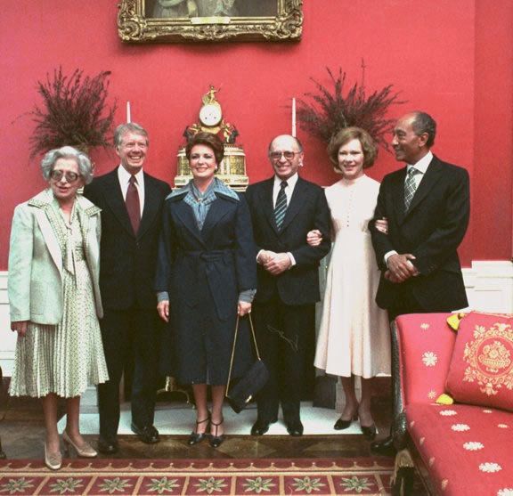 الرئيس الأمريكي جيمي كارتر والرئيس المصري أنور السادات ورئيس الوزراء الإسرائيلي مناحم بيجن وزوجاتهم في البيت الأبيض