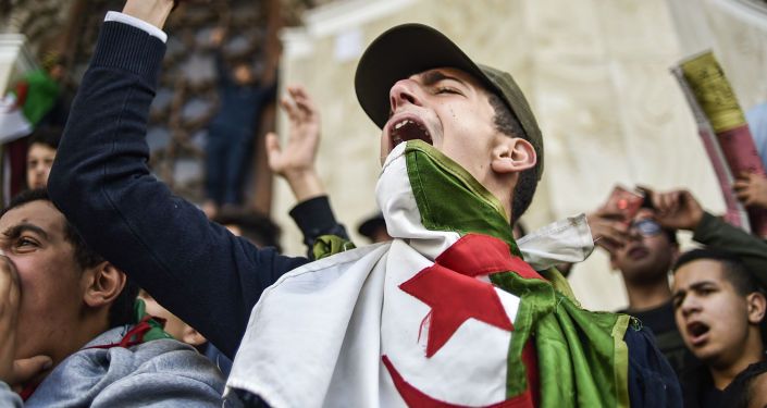 طلاب جزائريون يتظاهرون بالقرب من مكتب البريد المركزي وسط العاصمة الجزائر، ضد ترشيح الرئيس الجزائري عبد العزيز بوتفليقة لولاية رئاسية خامسة، 10 مارس/ آذار 2019
