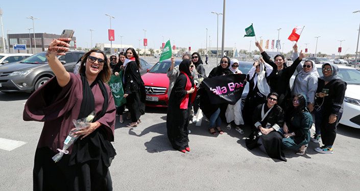 نساء يحتفلن بقرار قيادة المرأة للسيارة في السعودية