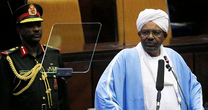 الرئيس السوداني عمر البشير يلقي خطابا في البرلمان