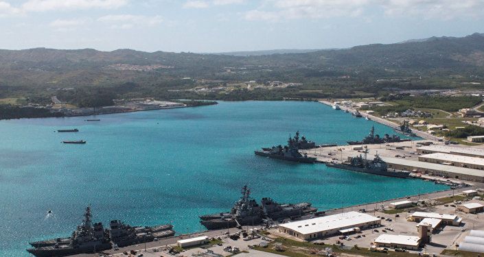 السفن الحربية في ميناء القاعدة البحرية الأمريكية على جزيرة غوام