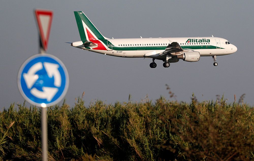 طائرة تابعة لشركة أليطاليا إيرباص A320 تقترب من الهبوط في مطار فيوميتشينو في روما