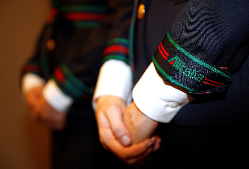 أعضاء طاقم شركة طيران أليطاليا يرتدون زيًا جديدًا أثناء العرض الرسمي لزي ألبرتا فيريتي الجديد من أليتاليا في ميلانو