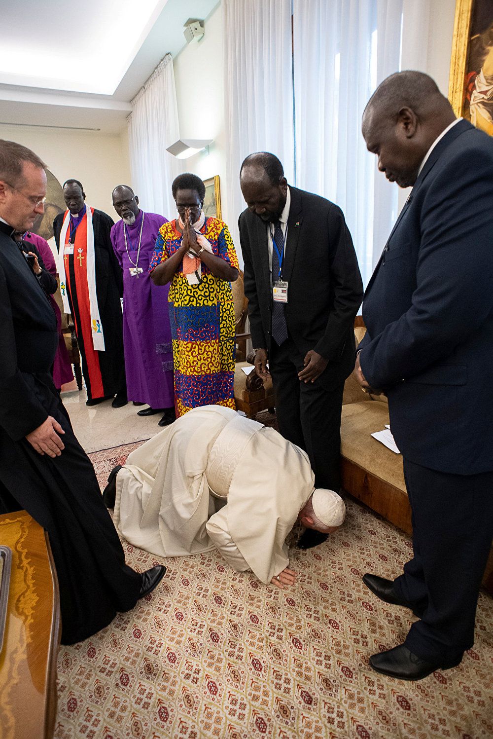البابا فرنسيس يقبل أقدام زعماء جنوب السودان في الفاتيكان، 11 نيسان/أبريل 2019