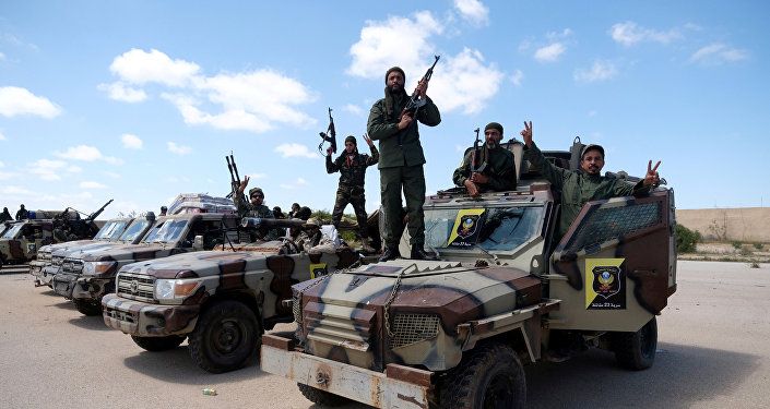 قوات من الجيش الوطني الليبي بقيادة خليفة حفتر يخرجون من بنغازي لتعزيز القوات التي تتقدم إلى طرابلس في بنغازي