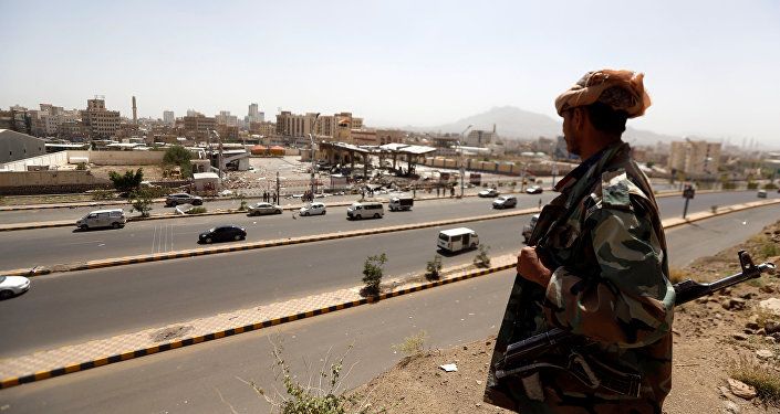 جندي يمني يقف أمام محطة وقود تعرضت للقصف في العاصمة صنعاء في اليمن