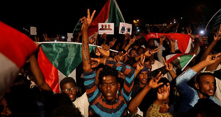 متظاهرون سودانيون يحتجون خارج وزارة الدفاع في الخرطوم