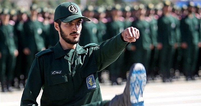 ضابط إيراني من الحرس الثوري يرفع علم إسرائيل على حذائه