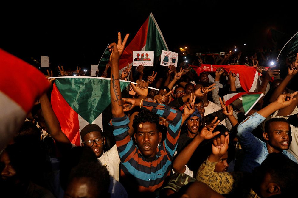متظاهرون سودانيون يحتجون خارج وزارة الدفاع في الخرطوم
