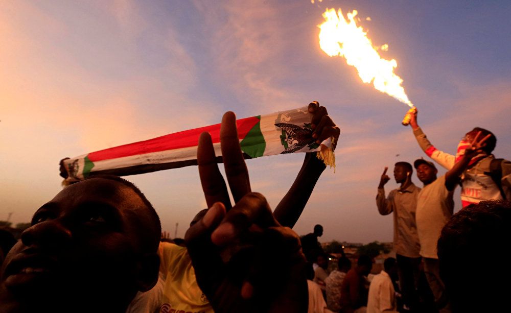 مظاهرة سودانية أثناء اعتصام خارج وزارة الدفاع في الخرطوم