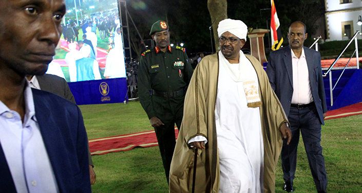 الرئيس السوداني عمر البشير يغادر بعد إلقاء خطابه في قصر الرئاسة في الخرطوم