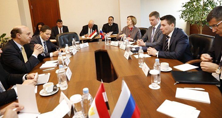 اجتماع رئيس هيئة قناة السويس مع الوفد الروسي للإعلان عن موعد تأسيس المنطقة الروسية في مصر