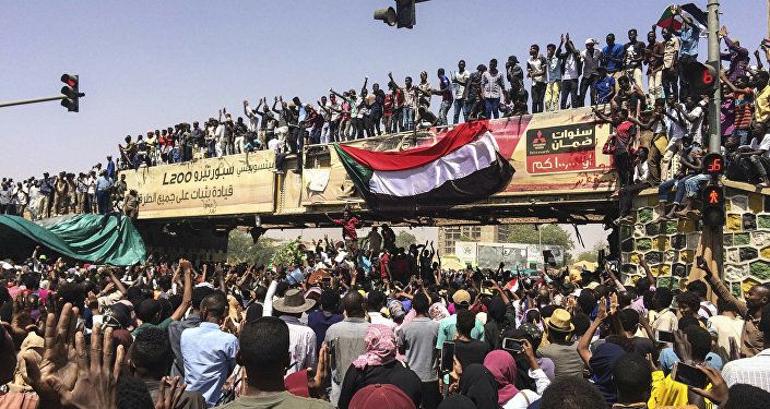 مظاهرات، الشعب يطالب بتنحي الرئيس السودان عمر البشير، الخرطوم، السودان 11 أبريل/ نيسان 2019