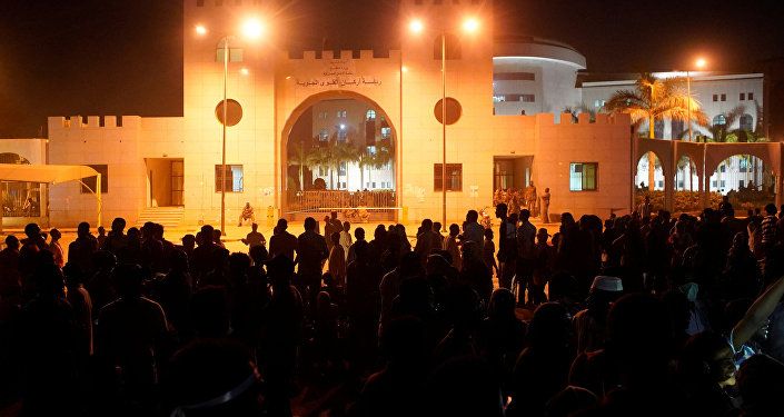 متظاهرون يطالبون الرئيس السوداني عمر البشير بالتنحي خارج وزارة الدفاع في الخرطوم
