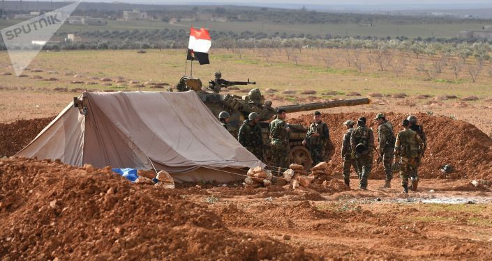 جنود الجيش العربي السوري خلال مناورات في مواقع خطوط الهجوم الأمامية في حي مدينة منبج في محافظة حلب، سوريا