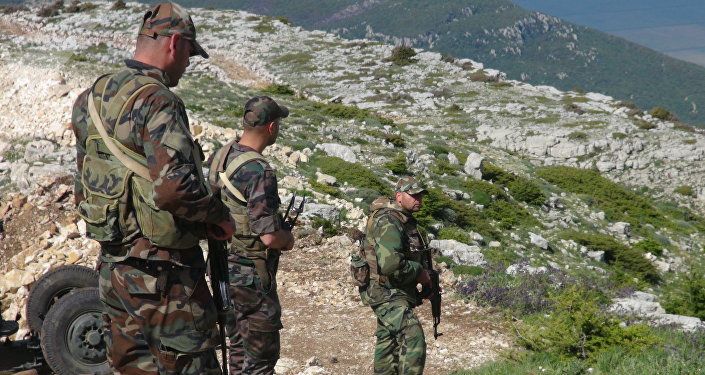 الجيش السوري يراقب المنحدرات في ريف اللاذقية ويقطع طريق التركستانيين شرقاً