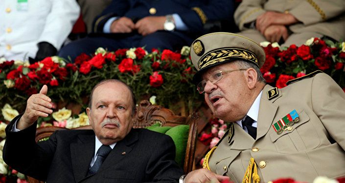 قائد الجيش الجزائري أحمد قايد صالح بجانب الرئيس الجزائري عبد العزيز بوتفليقة