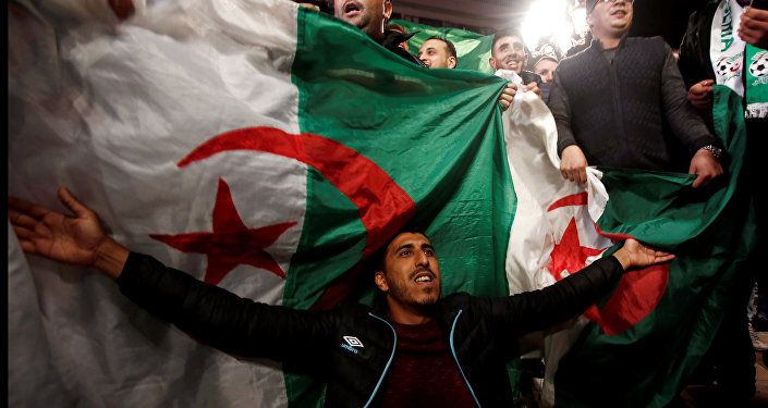 يحتفل الناس في الشوارع بعد أن قدم الرئيس الجزائري عبد العزيز بوتفليقة استقالته في الجزائر العاصمة