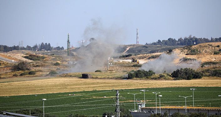 دخان يتصاعد من الجانب الإسرائيلي إثر قصف صاروخي من غزة