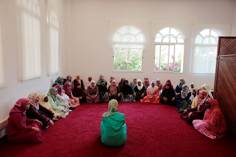 طالبات يدرسن القرآن في معهد محمد السادس لتدريب الأئمة في الرباط
