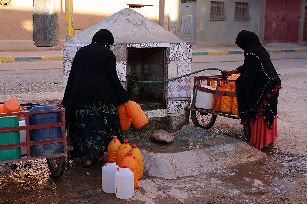 مغربيات يعانين من نقص مياه الشرب في جنوب شرق المغرب.