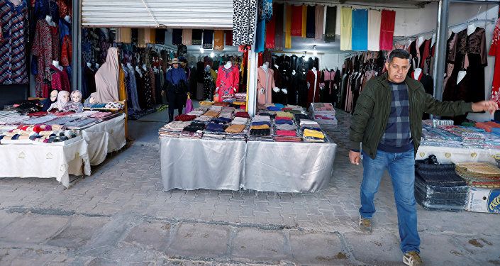 بائع ينتظر الزبائن في سوق ليبيا في بلدة بن قردان