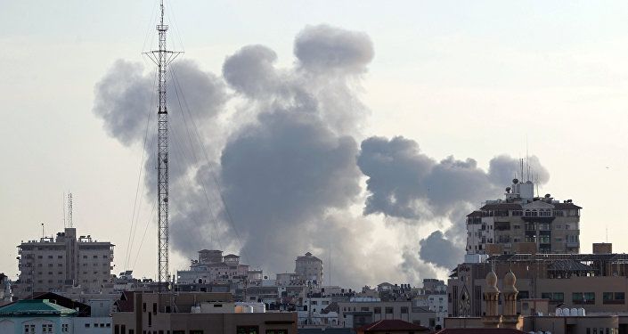 الدخان يتصاعد من قطاع غزة بعد القصف الإسرائيلي عليه