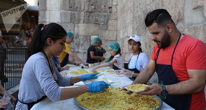 خسى الجوع... المجتمع السوري يردّ على الحصار الغربي بمليوني وجبة إفطار للصائمين الفقراء