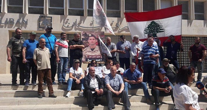 عسكريون متقاعدون لبنانيون يغلقون الطرقات