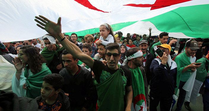 متظاهرون يهتفون بشعارات خلال الاحتجاجات المناهضة للحكومة في الجزائر العاصمة
