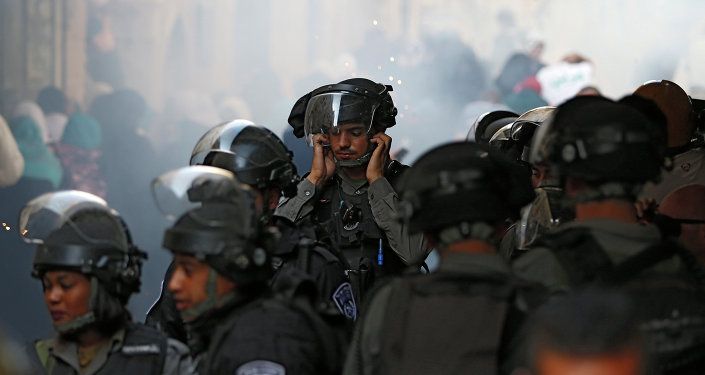 قوات الشرطة الإسرائيلية تقتحم ساحات المسجد الأقصى
