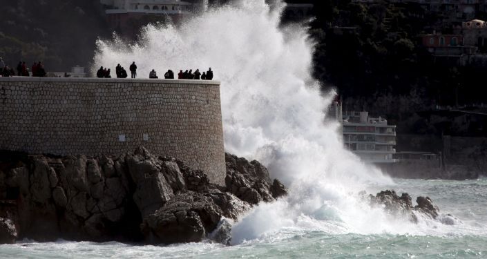 موجة كبيرة تضرب ساحل فرنسا المطل على البحر المتوسط في نيس، بروموناد دي أونغلي، 5 مارس/ آذار 2016.