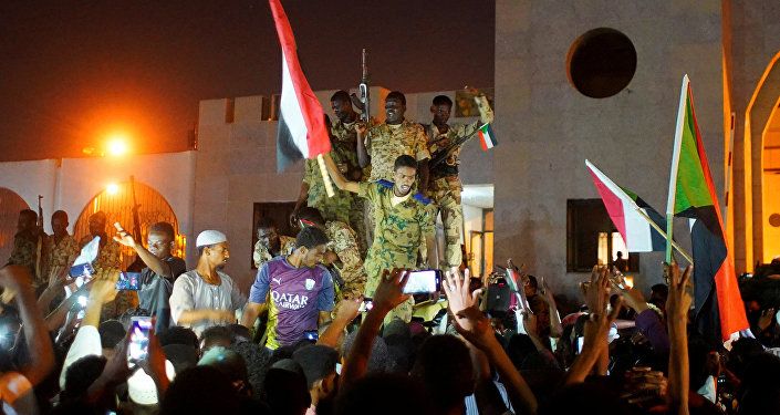 الجيش السوداني ينضم إلى المتظاهرين للاحتفال بعد تنحي وزير الدفاع عوض بن عوف كرئيس للمجلس العسكري الانتقالي الحاكم في البلاد