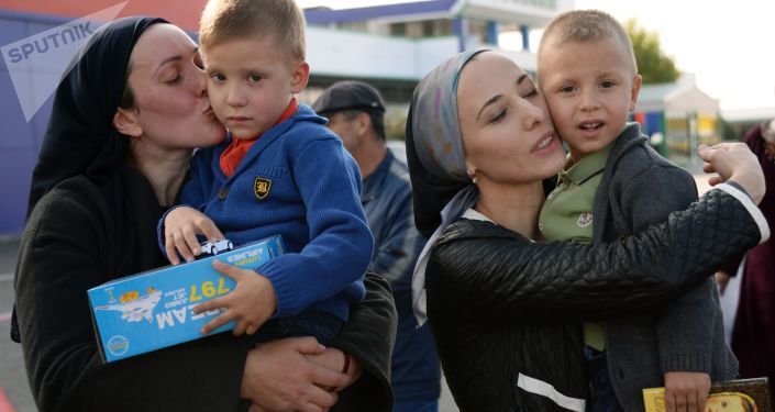 وصول أطفال روس، الذين تم انقاذهم في العراق، إلى مطار غروزني، الشيشان