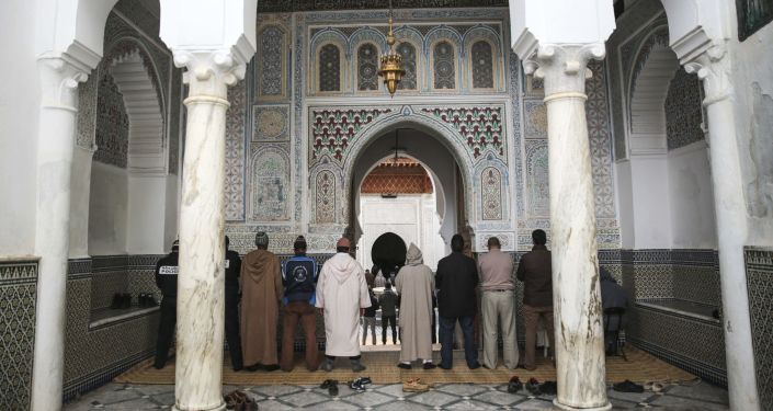 الصلاة في مسجد مولاي إدريس، وهي مدينة باسم أول مؤسس مدينة إسلامية في المغرب، بالقرب من مكناس، المغرب 24 فبراير/ شباط 2017