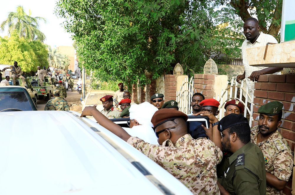 الرئيس السوداني السابق عمر البشير يغادر مكتب المدعي العام لمكافحة الفساد في الخرطوم