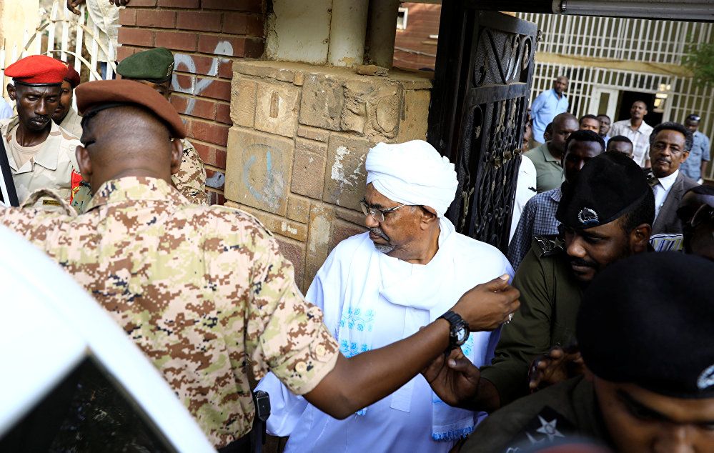 الرئيس السوداني السابق عمر البشير يغادر مكتب المدعي العام لمكافحة الفساد في الخرطوم