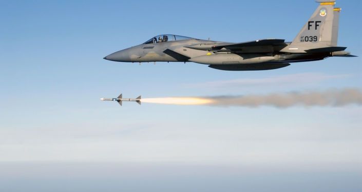 طيران التحالف الدولي - المقاتلة إف-15 (F-15) الأمريكية تشن غارة جوية