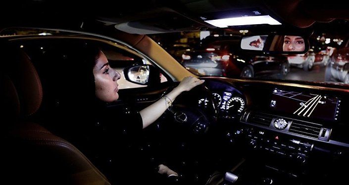 المرأة السعودية أثناء قيادتها السيارة