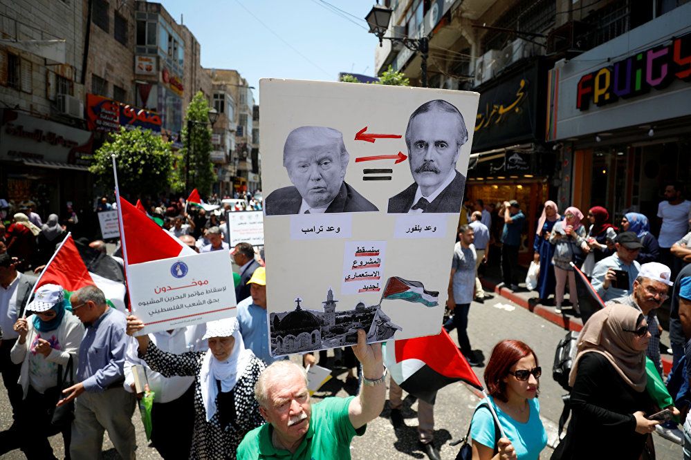 فلسطينيون يشاركون في احتجاج على ورشة عمل البحرين لخطة السلام الأمريكية في رام الله في الضفة الغربية التي تحتلها إسرائيل