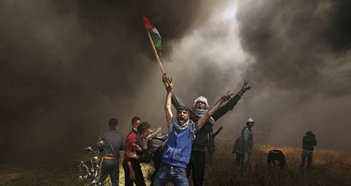 متظاهرون فلسطينيون يصرخون خلال اشتباكات مع القوات الإسرائيلية في احتجاج على الحدود بين إسرائيل وغزة شرق مدينة غزة