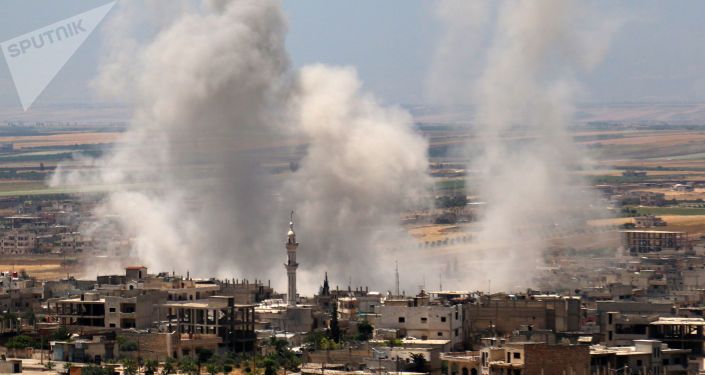 تصاعد الدخان بعد قصف من قبل قوات الحكومة السورية لمدينة خان شيخون في الريف الجنوبي لمحافظة إدلب الذي يسيطر عليه الإرهابيون، سوريا 29 مايو/ أيار 2019