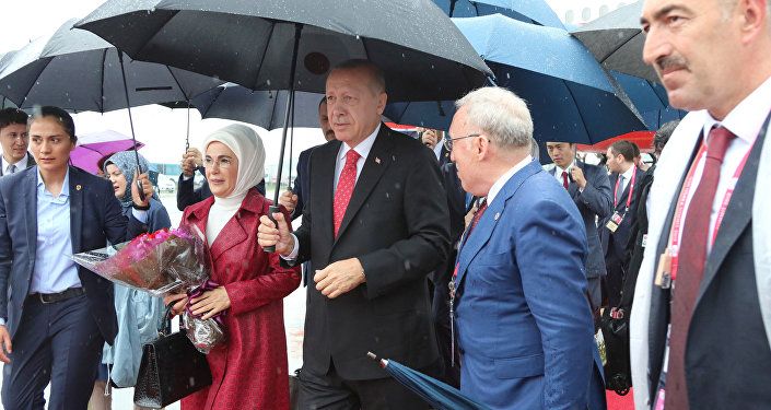 الرئيس التركي رجب طيب أردوغان وزوجته يصلان إلى مطار كانساي الدولي قبل بدء قمة قادة مجموعة العشرين في أوساكا باليابان