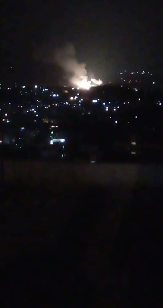 سوريا.. الدفاعات الجوية تتصدى لهجوم صاروخي في محيط دمشق وريف حمص الغربي (صور + فيديو)