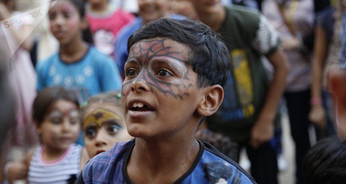 السوريون يحتفون بيوم الأطفال المشردين في مختلف المحافظات السورية