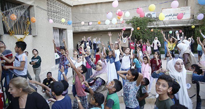 السوريون يحتفون بيوم الأطفال المشردين في مختلف المحافظات السورية