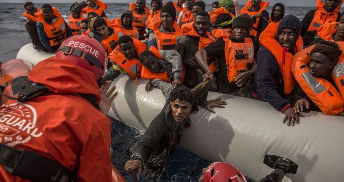 إنقاذ لاجئين على بعد 60 ميلا من سواحل ليبيا، 18 فبراير/ شباط 2018