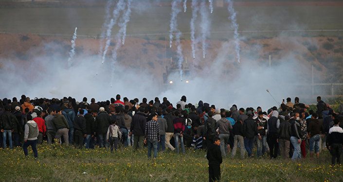 القوات الإسرائيلية تطلق قنابل الغاز المسيل للدموع باتجاه المتظاهرين الفلسطينيين خلال مظاهرة على السياج الحدودي بين إسرائيل وقطاع غزة، في جنوب قطاع غزة 22 فبراير/ شباط 2019